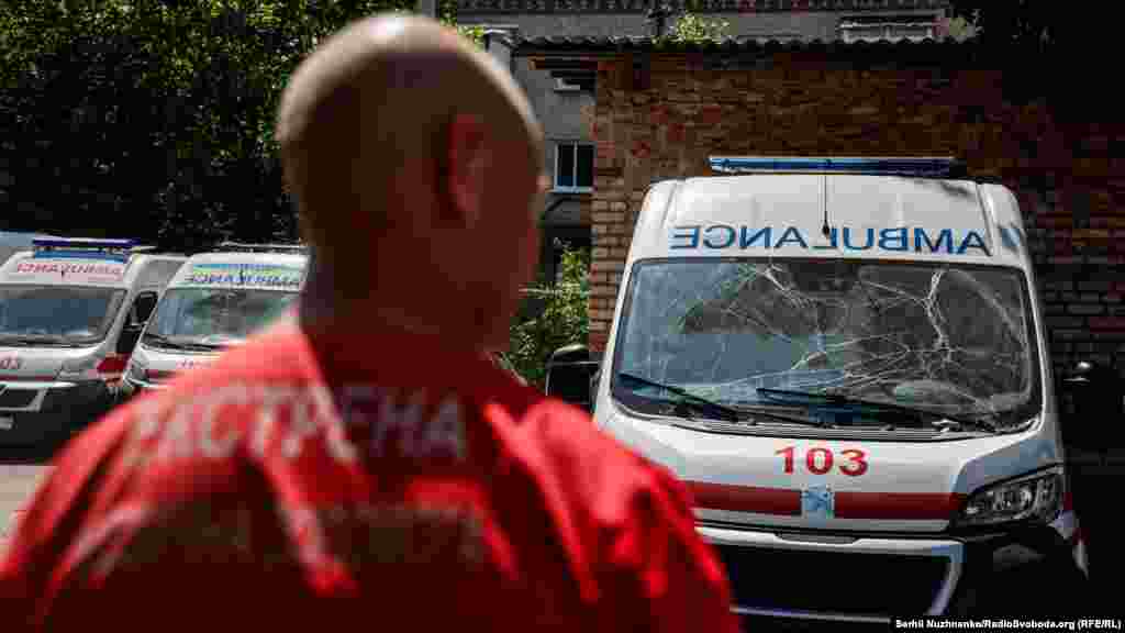 Medicinski radnik posmatra ambulantna kola koja su oštećena u raketnom napadu u Bahmutu. Prema Pavlu Kirilenku, guverneru ukrajinskog regiona Donjeck, tri civila povređena su u napadu koji se desio rano ujutru.