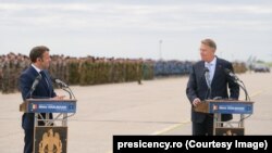 Заедничка прес-конференција на францускиот претседател Емануел Макрон и романскиот претседател Клаус Јоанис