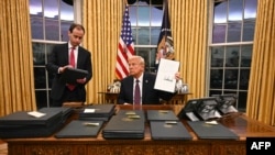 Președintele SUA, Donald Trump, semnează ordine executive în Biroul Oval de la Casa Albă. 20 ianuarie 2025. 