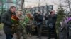 Писториус положува цвеќе на плоштадот Мајдан во центарот на Киев на 10-годишнината од почетокот на протестите на Мајдан, 21 ноември 2023 година.