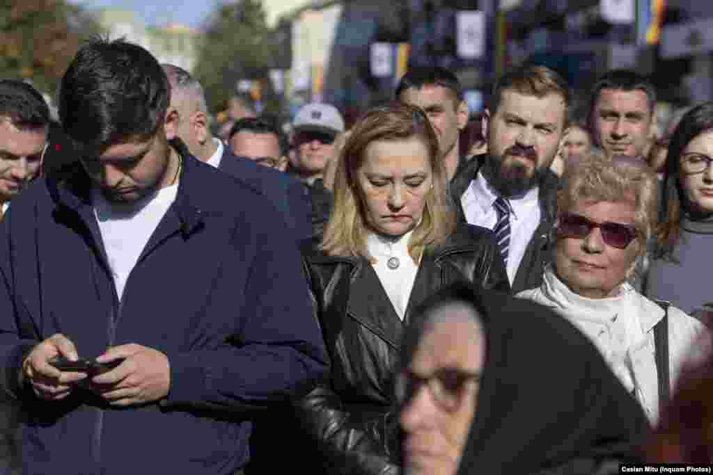 Liderul USR, Elena Lasconi, a participat în mulţime la Sfânta Liturghie de la Iaşi, fiind însoţită de mai mulţi reprezentanţi ai USR Iaşi, printre care deputaţii Marius Bodea şi Monica Berescu. Lasconi a scris pe Facebook că speră ca sărbătoarea Cuvioasei Parascheva „să ne aducă cu adevărat împreună pe noi, românii din România profundă, România tăcută şi România oamenilor care muncesc cinstit”. 