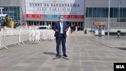 Архива: Министерот за здравство, Венко Филипче, на прес-конференција пред СЦ „Борис Трајковски“ во Скопје каде се врши вакцинацијата.