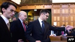 Шефот на српската дипломатија Вук Јеремиќ и српскиот амбасадор во Франција Душан Батаковиќ во Хаг 