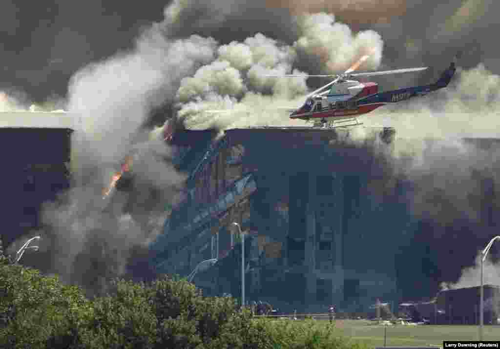 Un elicopter survolează Pentagonul (Washington, DC) și examinează pagubele produse după ce un avion deturnat s-a prăbușit peste cartierul general al armatei americane, omorând 125 de persoane care erau clădire și 59 de pasageri și membri ai echipajului de la bordul zborului American Airlines 77. 