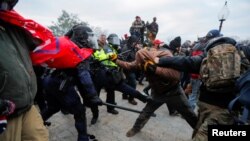 Сблъсъците между протестиращи и полиция.