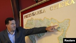 Milorad Dodik na mapi pokazuje granice RS, 1. septembar 2010.