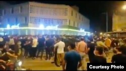Disa persona duke protestuar në Kuzestan, për shkak të mungesës së energjisë elektrike.