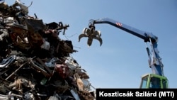 Feldolgozásra váró hulladék egy budapesti cég telepén 2016. június 8-án.