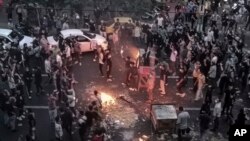 Tehranda əxlaq polisi tərəfindən saxlanılan 22 yaşlı qadın Məhsa Əmininin ölümünə etiraz.