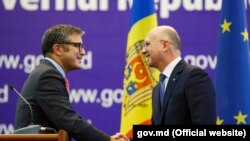 Pavel Filip (dreapta) şi Ben Kelmanson