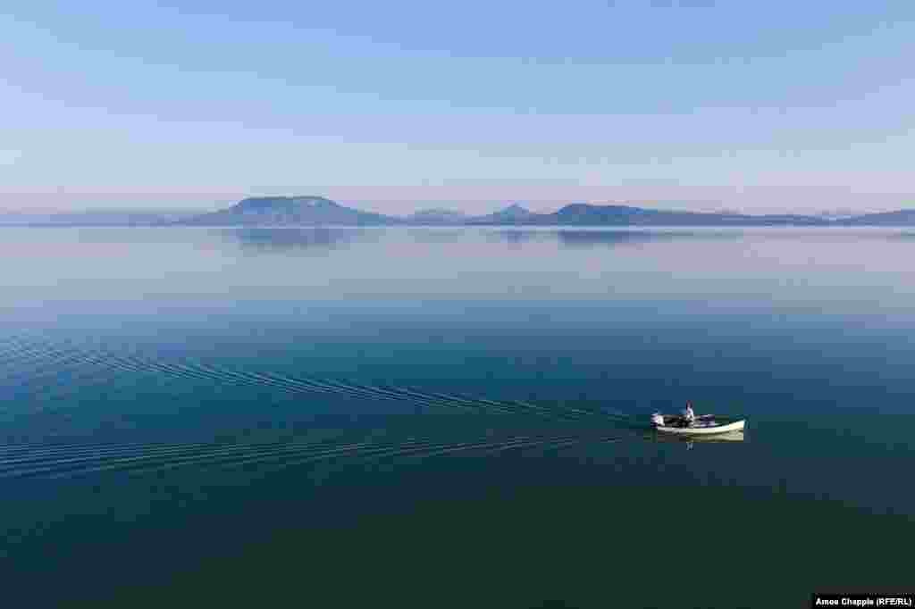 Liniștea unei zori de vară este tulburată de zgomotul unei bărci cu motor de pe lacul Balaton. Cel mai mare lac din Europa Centrală are aproape 80 de kilometri lungime, iar pe lățime, țărmurile sunt la 14 kilometri distanță. Partea de sud este atât de puțin adâncă încât înotătorii trebuie să meargă sute de metri cu apa până la talie, până să dea de adâncimi mai mari.
