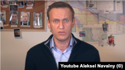«Путін такий розлючений тим, що я вижив після його отруєння, що наказав ФСВП йти в суд і вимагати зміни мого умовного терміну на реальний», – відреагував Олексій Навальний