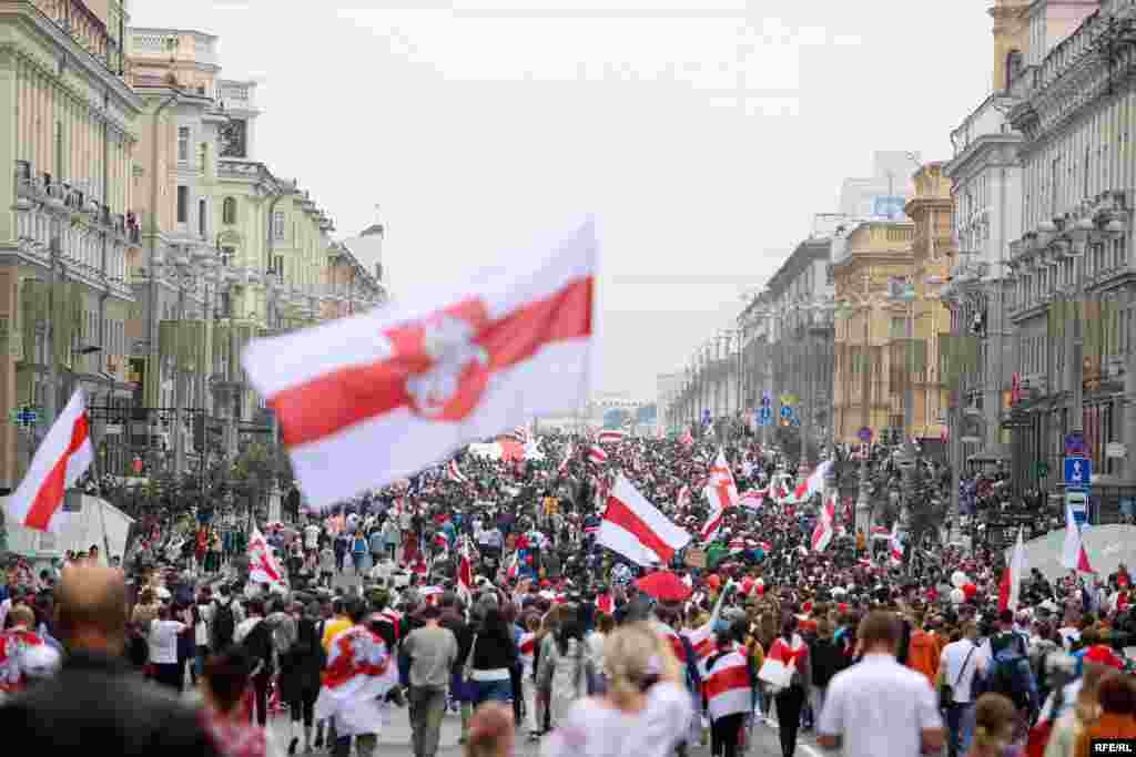Демонстрациите станаа најголем предизвик на 26 годишното автократско владеење под Лукашенка. Незадоволството на јавноста со човекот наречен „последниот диктатор во Европа“ е во пораст како резултат контроверзното постапување на претседателот од кризата со коронавирус, што тој го отфрли како „масовна хистерија“.