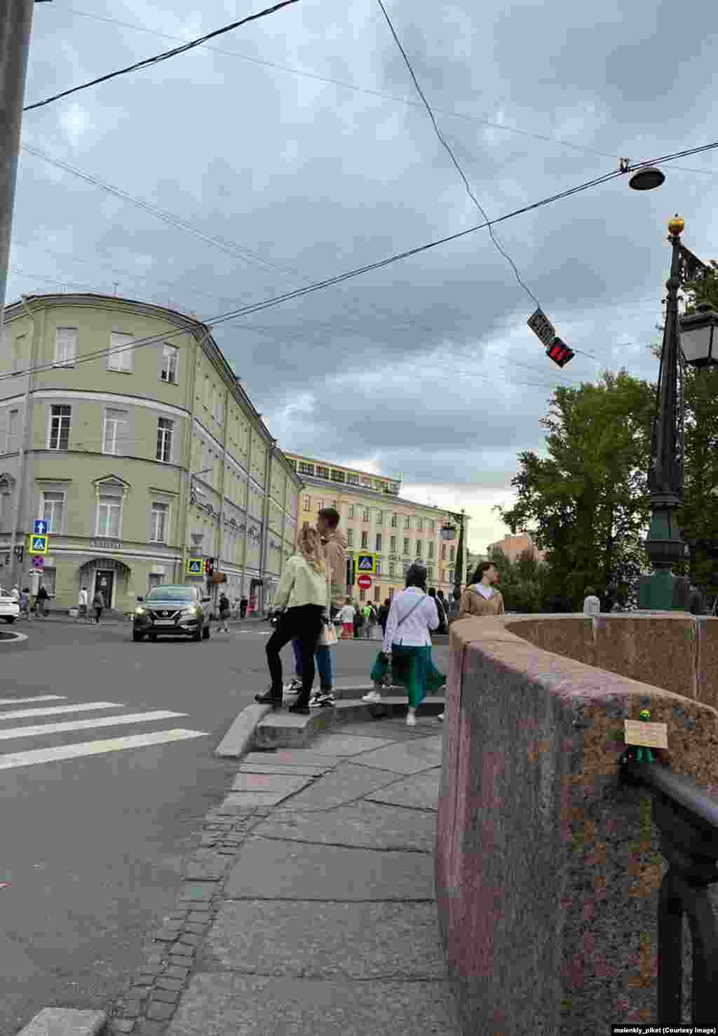 În contextul în care Kremlinul aplică pedepse cu închisoarea pe viață protestatarilor împotriva războiului, proprietarul contului de Instagram malenkiy_piket a declarat pentru RFE/RL: „Mi-a fost prea frică să fac ceva mare, așa că am decis să fac ceva mic, dar în fiecare zi”. 