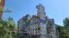 Imagine din Pokrovsk, din mai 2025. Blocul a fost lovit de o bombă rusească glisantă.