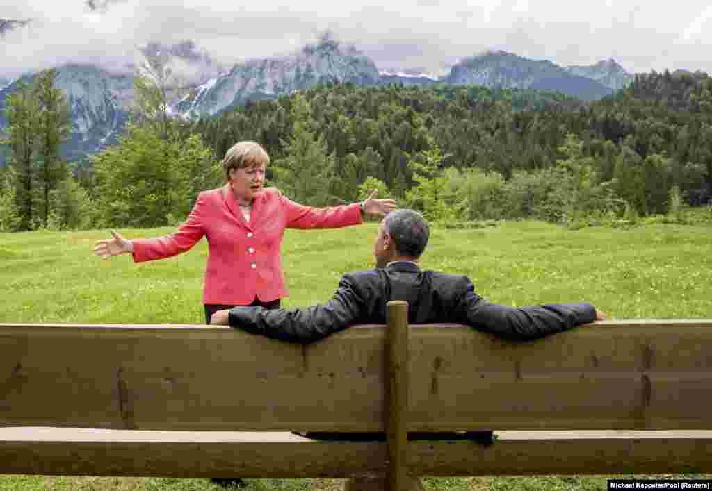 Angela Merkel kancellár Barack Obama korábbi amerikai elnökkel a 2015. júniusi G7-es csúcson. A találkozó egyik fő témája az ukrán helyzet és az amiatt Oroszországgal szemben életbe léptetett szankciók voltak Merkelt a világ egyik legbefolyásosabb emberének tartják, a Forbes 2015-ös listája szerint a legbefolyásosabb nő 