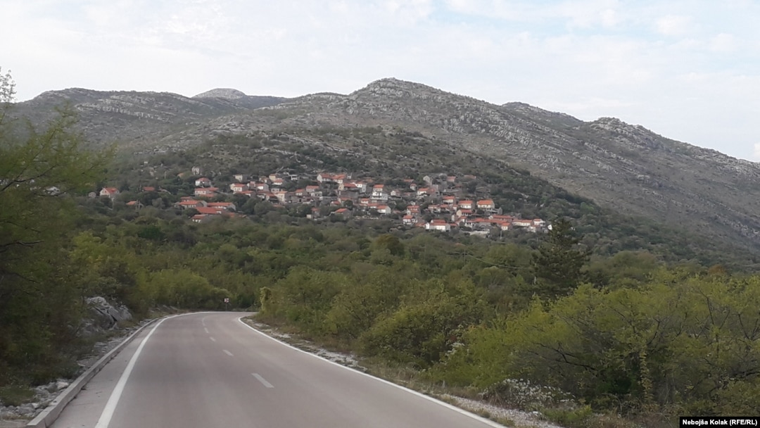 Ne bih rekao da se iz Ravnog (na fotografiji, 2021.) više odlazi, nego da ljudi dolaze - mišljenja je potpredsjednik Općinskog vijeća Petar Sredanović. Tokom ratnih 90-ih godina prošlog stoljeća, ovo hercegovačko selo sa okolnim mjestima gotovo je do temelja uništeno.