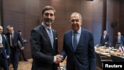 Juraj Blanar, ministrul de Externe al Slovaciei, dă mâna cu șeful diplomației ruse, Serghei Lavrov, la reuniunea de la Antalya, pe 2 martie 2024. Blanar a fost încurajat să-l întâlnească pe Lavrov de însuși premierul slovac Robert Fico.