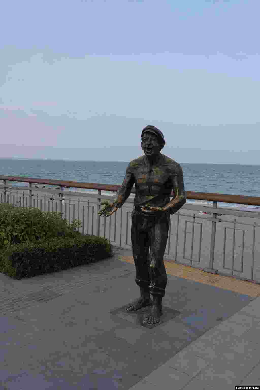 Burgas, Bulgaria 2016: Statuia „Cerșetorului” lîngă pod
