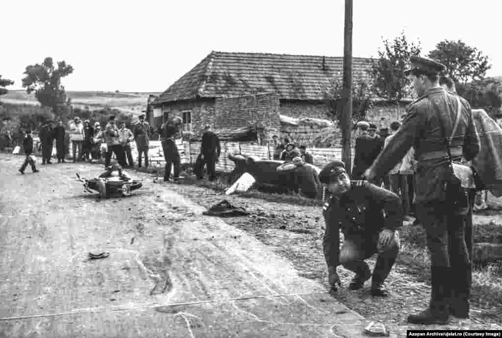 Legendele altor fotografii imortalizează tonul mustrător al presei de stat din România. Această imagine cu urmările unui accident de circulație din 1965 era însoțită de textul: „Iată consecințele șocante ale nepăsării! Mașina în șanț, motocicleta în mijlocul drumului. Proprietarul său este jelit de părinți și copii.... Să învățăm grabnic lecția: siguranța transportului este și o chestiune de responsabilitate colectivă și de precauție". 