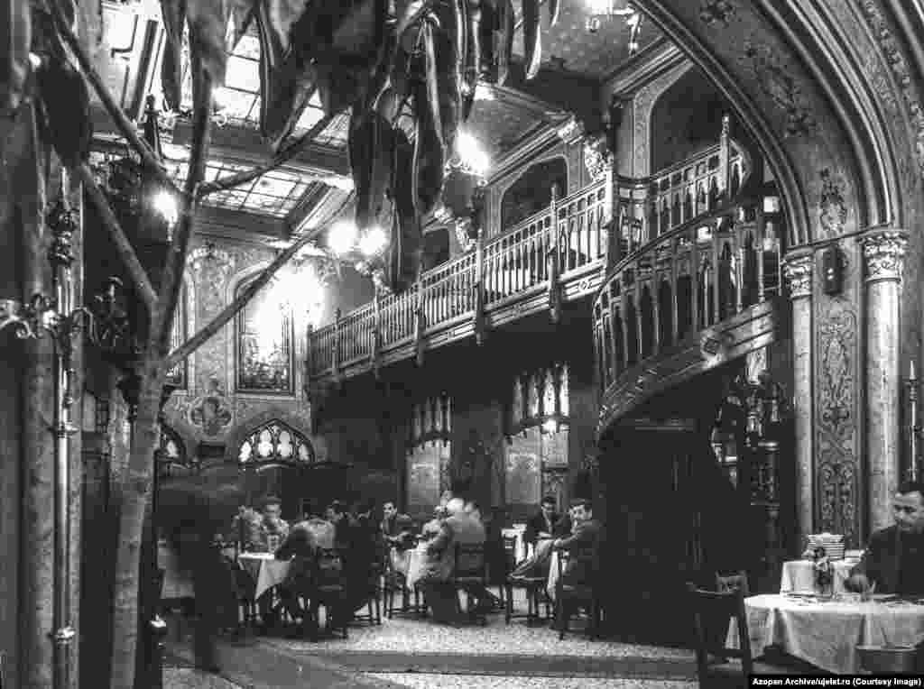 Interiorul restaurantului bucureștean Caru cu bere în 1965. Revista Uj Elet, destinată primordial maghiarilor din Ardeal, a fost înființată în 1959. 