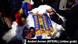 Printre manifestanți au fost și unii care vindeau fulare.