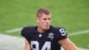 A Las Vegas Raiders védője, Carl Nassib a Tampa Bay Buccaneers elleni meccs után az Allegiant Stadionban 2020. október 25-én