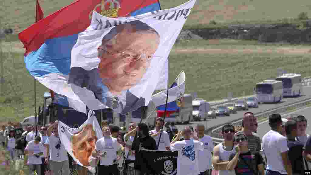Kosov&euml; - Serb&euml;t me flamuj komb&euml;tar&euml; dhe fotografi t&euml; ultranacionalistit Vojislav Sheshelj, duke shkuar p&euml;r t&euml; festuar Vidovdanin n&euml; Gazimestan, 28 qershor 2012