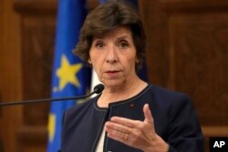 Comisia Colonna a declarat la 22 aprilie, cu ocazia lansării raportului privind neutralitatea UNRWA, că Israelul nu și-a exprimat niciodată în trecut rezerve față de vreun nou angajat al agenției, deși a fost informat în fiecare caz.