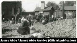 Foametea indusă de Stalin în Uniunea Sovietică - țărani înfometați și obosiți așteaptă pe calea ferată din Harkov, în 1932. Ftografie de James Abbe.