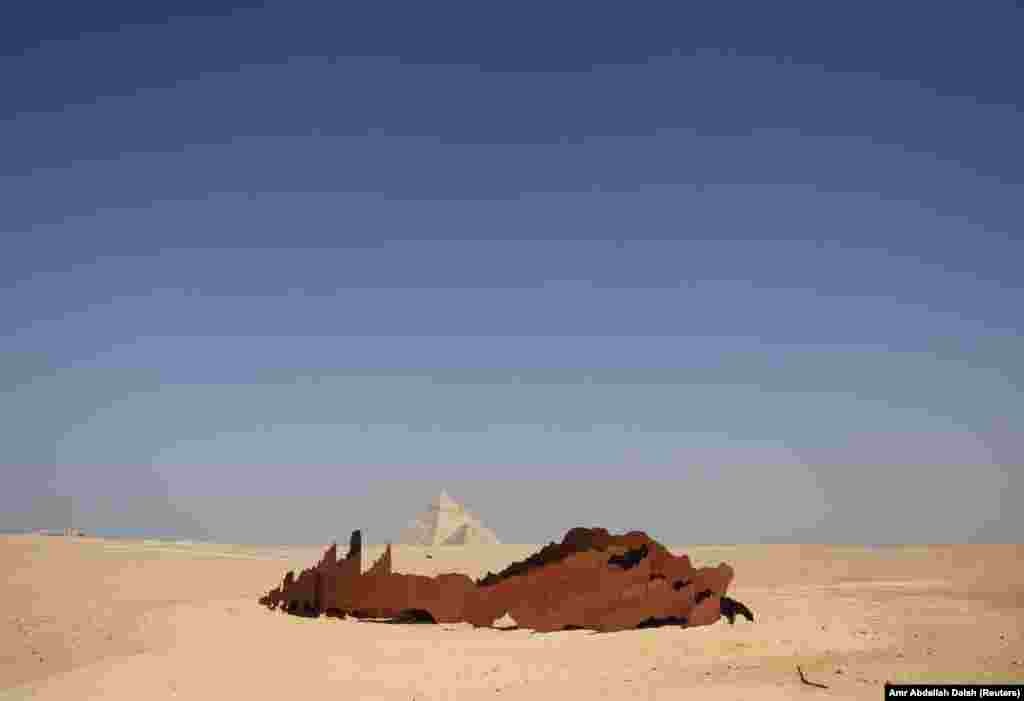 Instalacioni artistik "Desert Waves" (Valët e shkretëtirës) nga artisti Jean Boghossian gjatë edicionit të katërt të "Forever is Now".