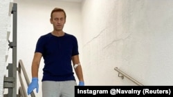 Алексей Навальныйдын уулануудан эсине келгенден кийинки сүрөтү.