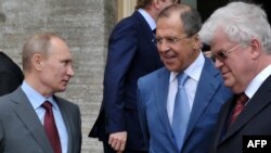Рускиот претседател Владимир Путин, шефот на руската дипломатија Сергеј Лавров и рсукиот амбасадор во ЕУ Владимир Чизов, Санкт Петербург, 04.06.2012.