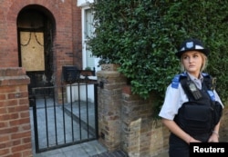 Një police duke qëndruar jashtë shtëpisë së kryeministrit britanik, Keir Starer, pas dëmeve të shkaktuara nga zjarri. 13 maj 2025.