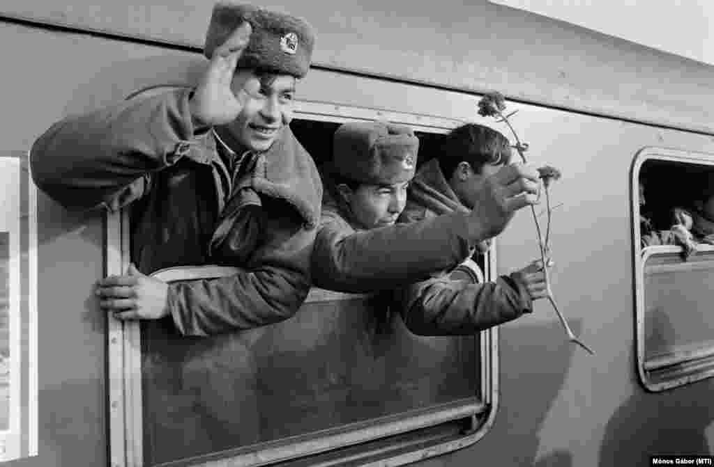 Táborfalva, 1990. december 13. A táborfalvai szovjet tüzérezred katonái integetnek a vonat ablakából a vasútállomáson, ahogy elindul velük a szerelvény. 
