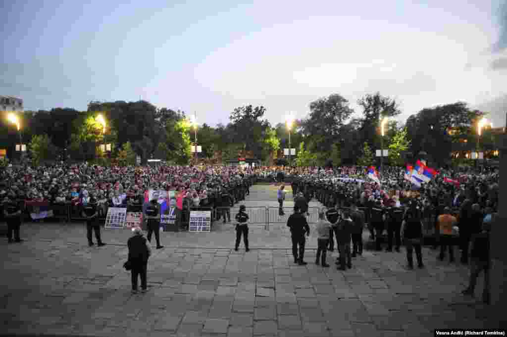 Две групи граѓани, поддржувачи на власта и опозицијата, разделени од полицијата