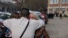 Роднини на настрадани во пожарот во Кочани пред кочанската болница