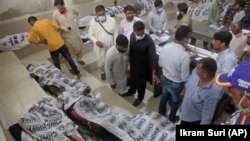 د اور په پېښه کې د وژل شويو خپلوان د کراچي په يو روغتون کې د خپلو عزيزانو مړي لټوي