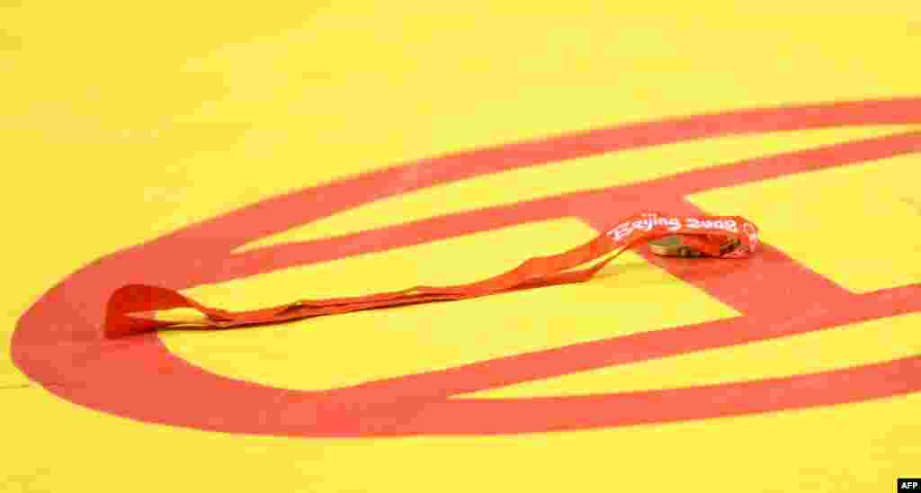 Şwesi&yacute;aly sportsmen Ara Abrahamianyň &yacute;&uuml;z &ouml;wren medaly. Pekin, 2008. 
