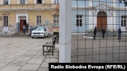 Primjer "dvije škole pod jednim krovom" u Srednjebosanskom kantonu je i Travnička gimnazija, u gradu Travniku (na fotografiji iz februara 2018.)