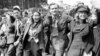 <p>Gra britanike kërcejnë me ushtarë amerikanë në Londër më 8 maj 1945 – dita kur Gjermania naziste kapitulloi.