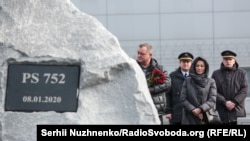 Киевдин Бориспол аэропортундагы PS752 каттамындагы учактын курмандыктарына коюлган эстелик. 17-февраль, 2020-жыл. 