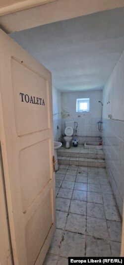 Egy Constanța megyei rendőrőrs mosdója. Az állomást nemrég bezárták az állapota miatt