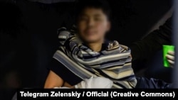 На фото з Telegram Zelenskiy / Official, за повідомленнями, північнокорейський військовий, який був захоплений українськими військовослужбовцями на території РФ (у Курській області). Фото було опубліковано 11 січня 2025 року