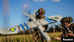 Украински војници го проверуваат беспилотно летало „Лелека“ од украинско производство пред неговото лансирање во близина на фронтовската линија, за време на рускиот напад врз Украина, во Харковскиот регион, Украина, 20 јули 2025 година. 