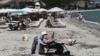 Mii de turiști au fost siliți anii trecuți să-și scurteze șederile la mare, de pildă pe insule din Grecia, din cauza incendiilor vegetale care cuprind an de an suprafețe tot mai mari și sunt tot mai frecvente. Ne învățăm, oare, minte, sau uităm până la anul? 