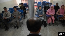 La Universitatea din Kabul, sălile au fost separate pentru ca femeile și bărbații să nu se vadă. Talibanii au impus însă reguli mult mai stricte pentru prezența femeilor în școli.