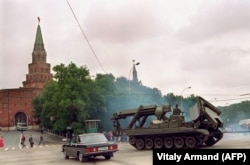 21 августа 1991 года – советская бронетехника покидает Кремль.