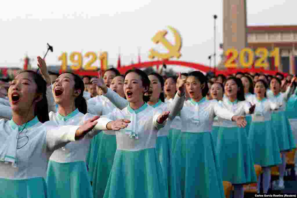 Artiștii fac repetiții în Piața Tiananmen din Beijing înaintea centenarului Partidului Comunist. În 1989, sute de activiști pro-democrație au fost uciși și mii răniți în piața principală a capitalei de către forțele de securitate după săptămâni de demonstrații anti-guvernamentale.