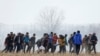 Migranti nose povrijeđenog čovjeka pored turskog graničnog prelaza Pazarkula sa Grčkom, 4. mart, 2020. 